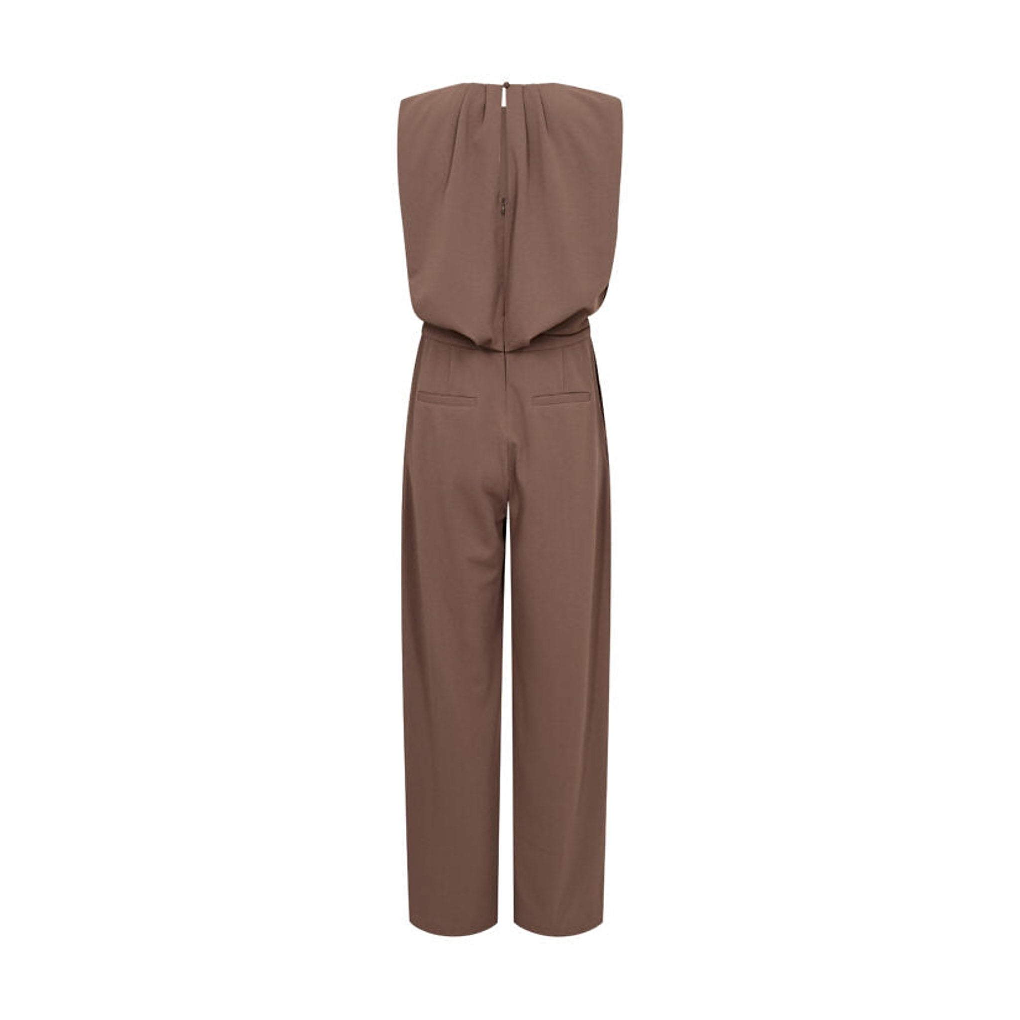 Brun jumpsuit set bagfra med lynlås, knap i nakken og lommer bagpå