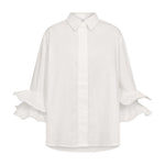 Hvid skjorte fra Co'Couture med klassisk krave og dobbelte flæser ved ærmerne set forfra