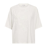 Hvid t-shirt fra Co'Couture med blomster i relief foran, rund hals og korte vide ærmer, set forfra