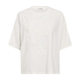 Hvid t-shirt fra Co'Couture med blomster i relief foran, rund hals og korte vide ærmer, set forfra