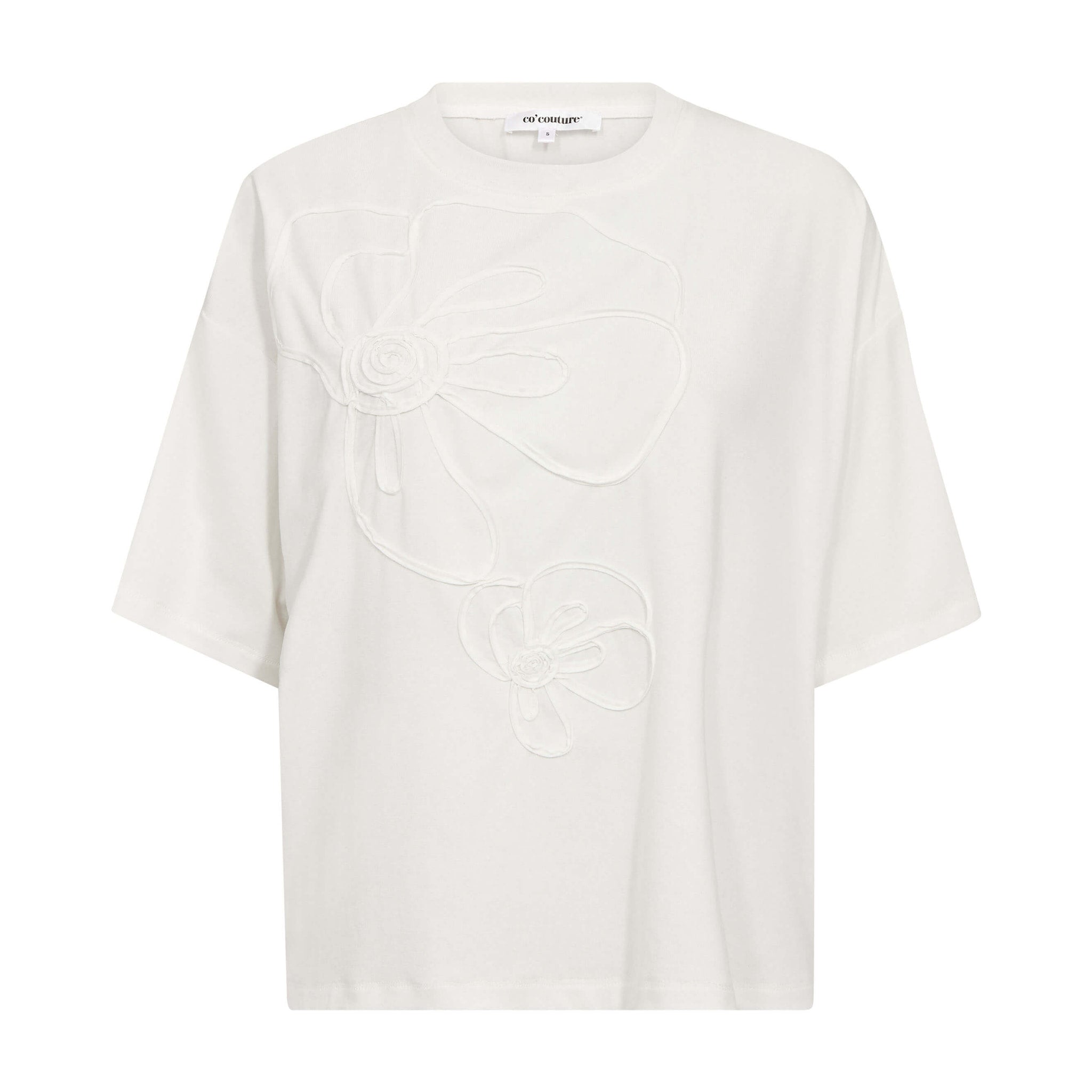 Hvid t-shirt fra Co'Couture med blomster i relief foran, rund hals og korte vide ærmer, set forfra