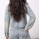 Blå denimjakke i Bleach Denim set bagfra med enkel ryg og lange ærmer