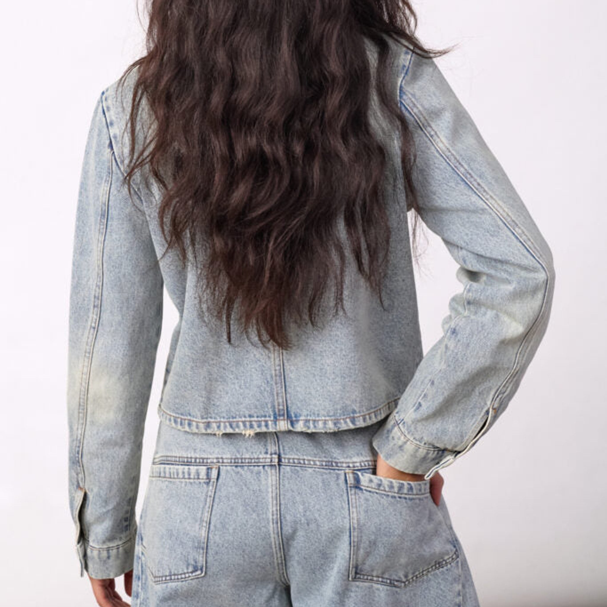 Blå denimjakke i Bleach Denim set bagfra med enkel ryg og lange ærmer