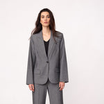 Model i grå blazer fra Co'Couture med sort top og grå bukser, set forfra
