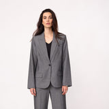 Model i grå blazer fra Co'Couture med sort top og grå bukser, set forfra