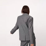 Model i grå Jacky blazer set bagfra