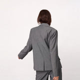 Model i grå Jacky blazer set bagfra