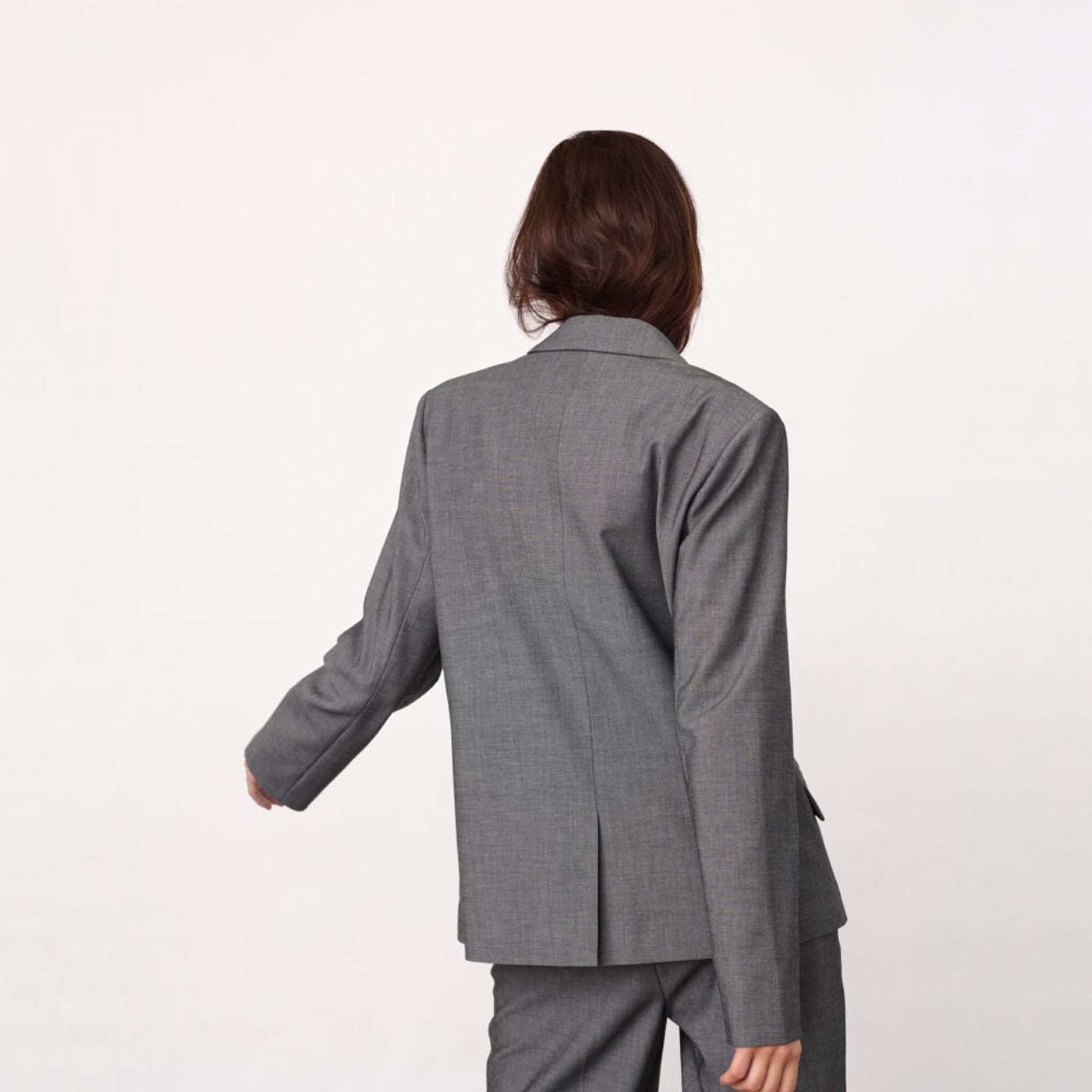 Model i grå Jacky blazer set bagfra