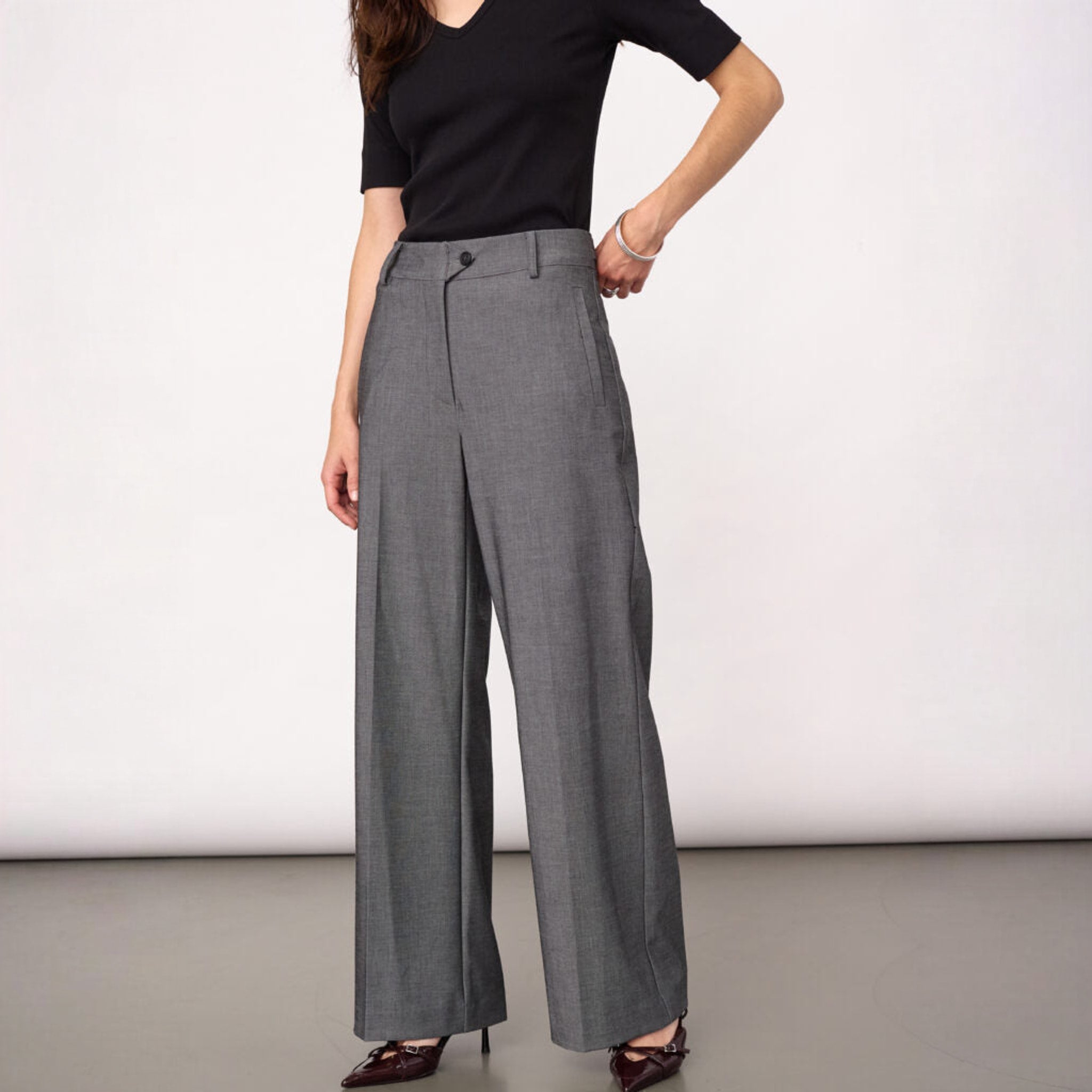 Model i grå wide leg bukser Jacky Wide Pant set forfra, stylet med sort t-shirt