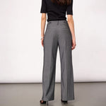 Model i grå wide leg bukser fra Co'Couture set bagfra med knapper i linningen og lommer bagpå
