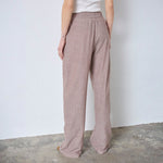Model i brune nålestribede wide leg bukser, set bagfra