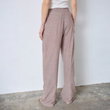 Model i brune nålestribede wide leg bukser, set bagfra