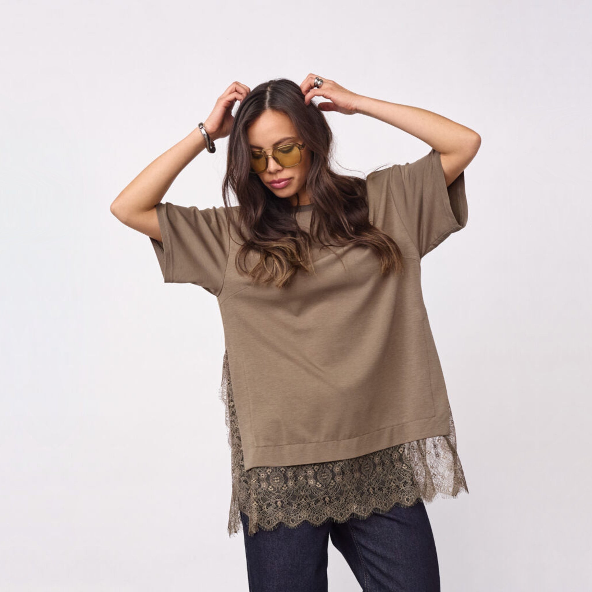 Grøn t-shirt med blonder fra Co'Couture i farven Olive set forfra med korte ærmer og blondekant ved bunden