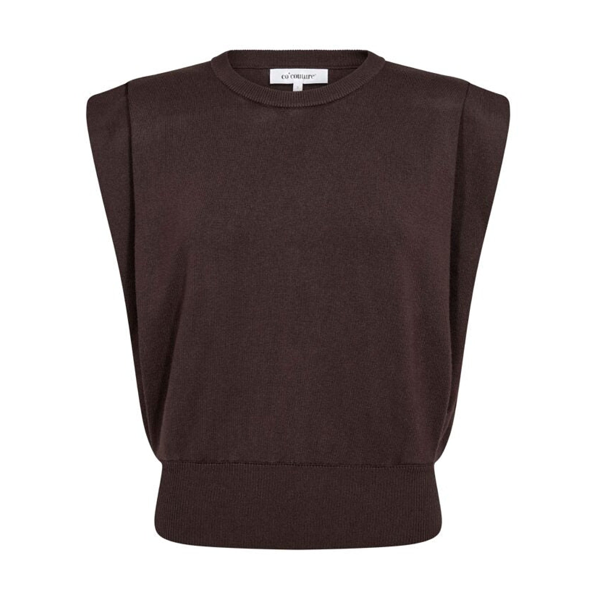 Lue Wing Knit Vest i Dark brown fra Co'Couture set forfra – brun vest i strik med rund hals og markerede skuldre