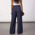 Model i navy wide leg bukser set bagfra med lommer bagpå