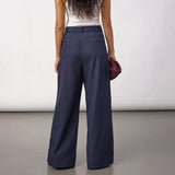 Model i navy wide leg bukser set bagfra med lommer bagpå