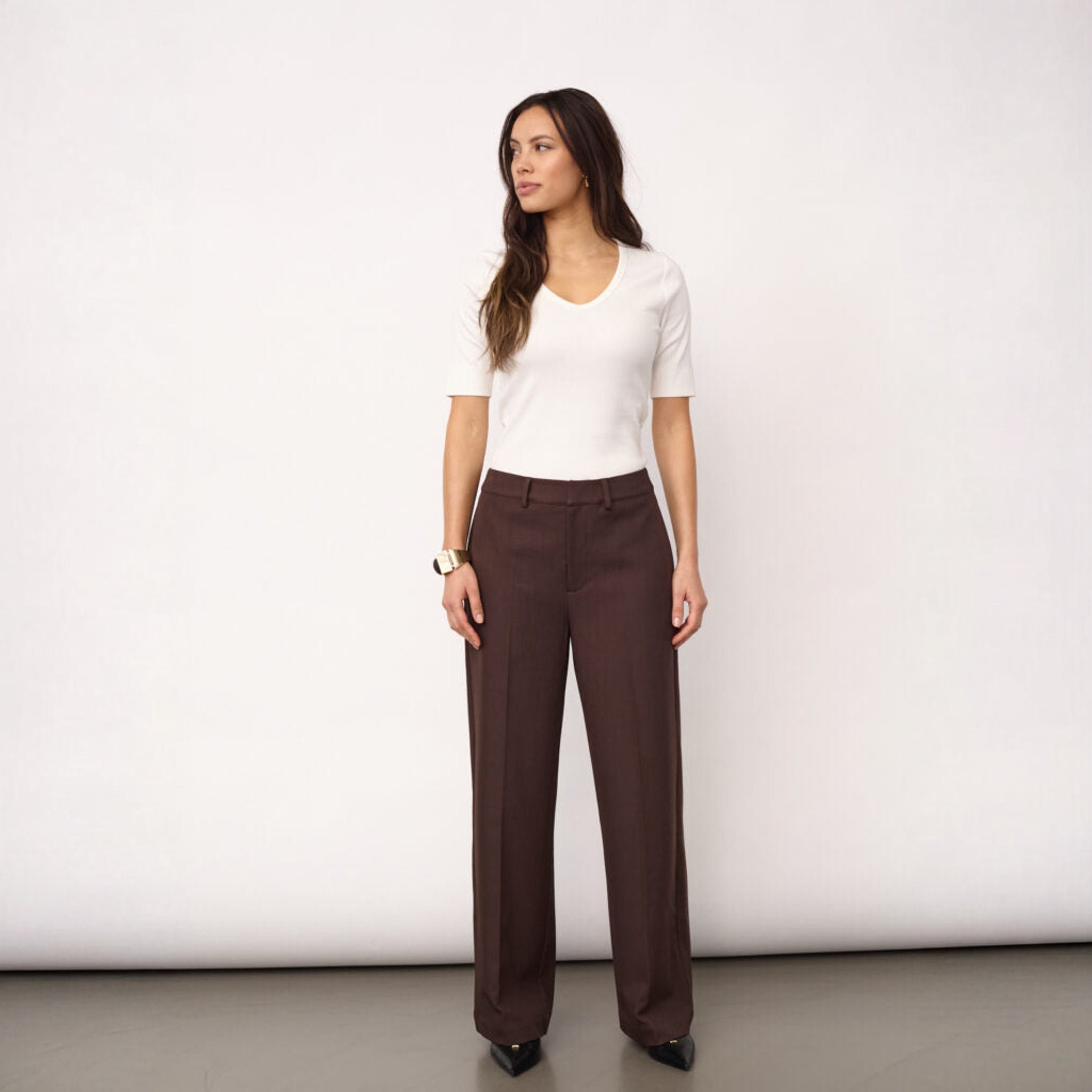 Model i brune Luna wide leg bukser og hvid t-shirt set forfra