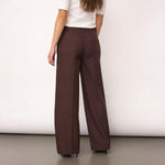 Model set bagfra i brune wide leg bukser med pressefolder