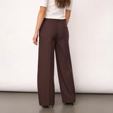 Model set bagfra i brune wide leg bukser med pressefolder