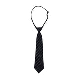 Mørkeblåt Nila Stripe Tie slips fra Co'Couture med lyse skrå striber, færdigbundet knude og justerbart bånd med krog