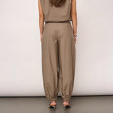 Model i brune Ophelia ballonbukser i Mink set bagfra
