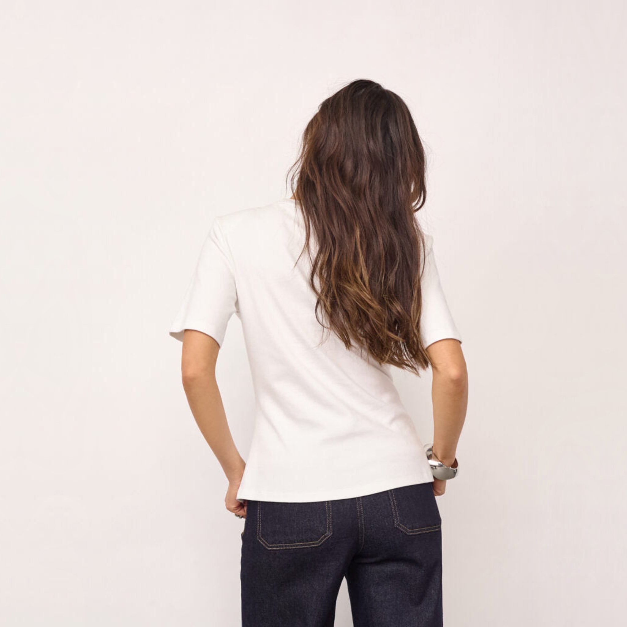 Hvid Oriane t-shirt med korte ærmer set bagfra på model