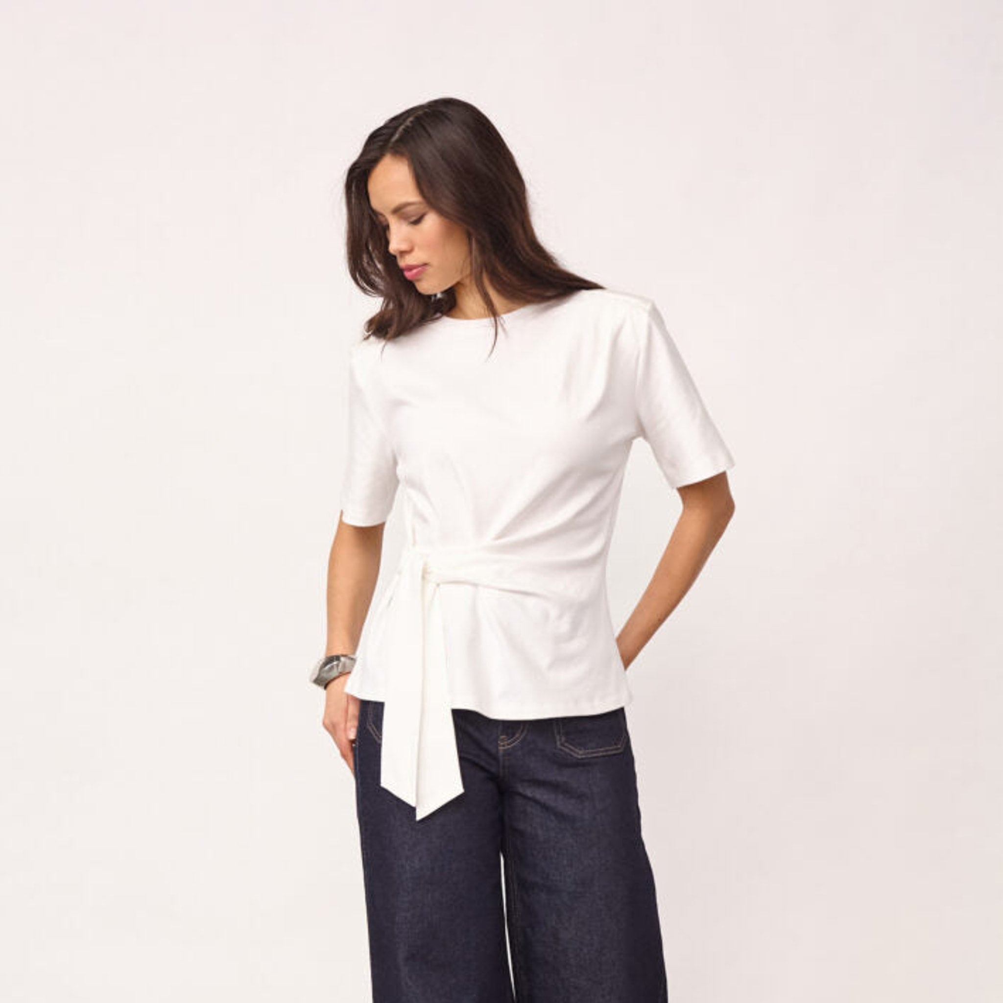 Hvid t-shirt med bindebånd stylet med mørke wide leg jeans, set i fuld figur