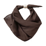 Brunt tørklæde Pearl Scarf fra Co'Couture i farven Bison, bundet med hvid perle med guldfarvede kanter
