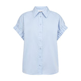 Lyseblå bluse fra Co'Couture forfra med klassisk krave, knapper foran og korte ærmer med rynket elastikkant