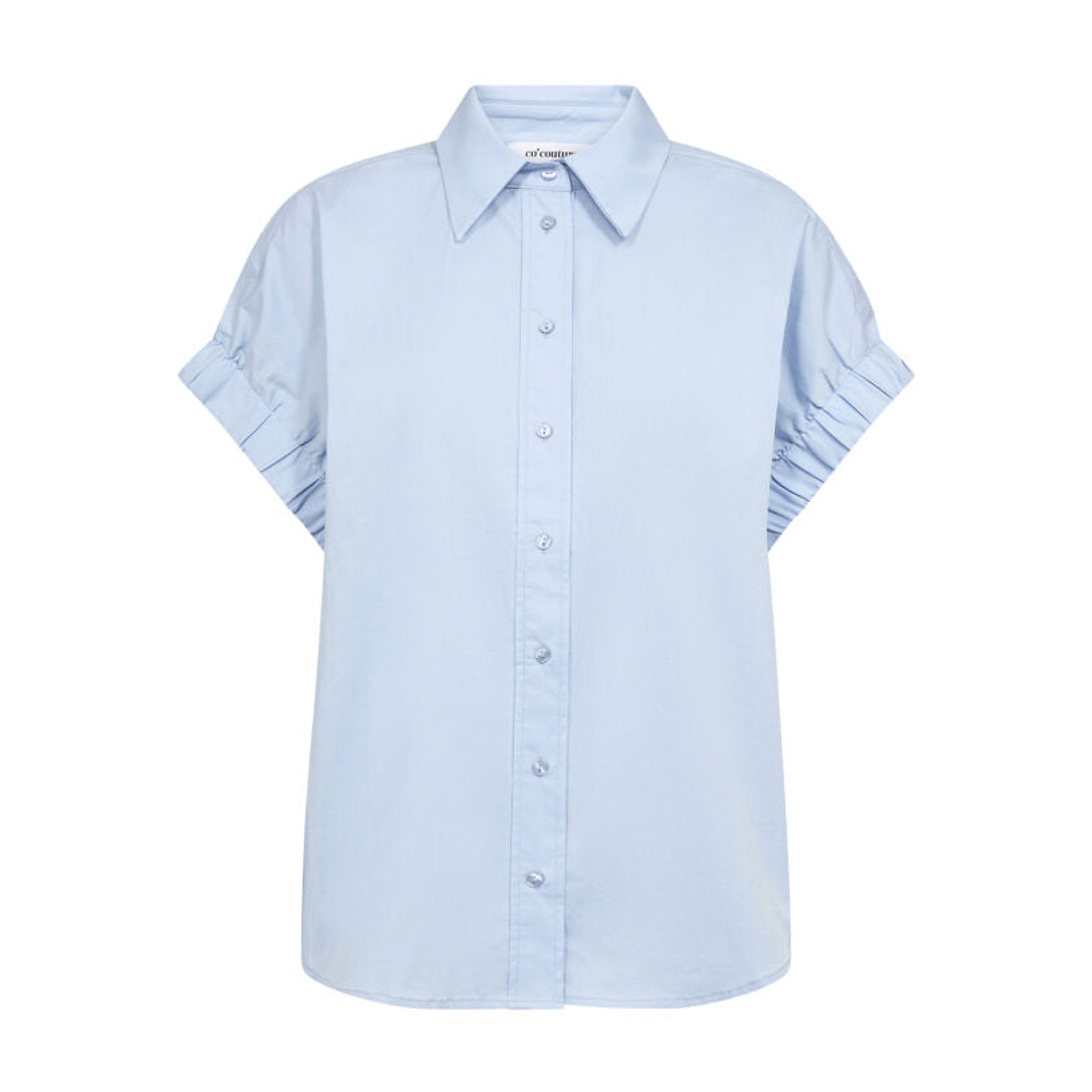 Lyseblå bluse fra Co'Couture forfra med klassisk krave, knapper foran og korte ærmer med rynket elastikkant