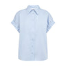 Lyseblå bluse fra Co'Couture forfra med klassisk krave, knapper foran og korte ærmer med rynket elastikkant
