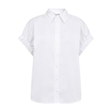 Hvid bluse fra Co'Couture med krave, knapper foran og korte ærmer med elastik, set forfra