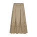 Beige nederdel fra Co'Couture i farven Mushroom med læg og hulbroderi forneden, set forfra