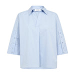 Lyseblå bluse fra Co'Couture med krave, V-udskæring og 3/4 ærmer med knapper, set forfra