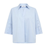 Lyseblå bluse fra Co'Couture med krave, V-udskæring og 3/4 ærmer med knapper, set forfra