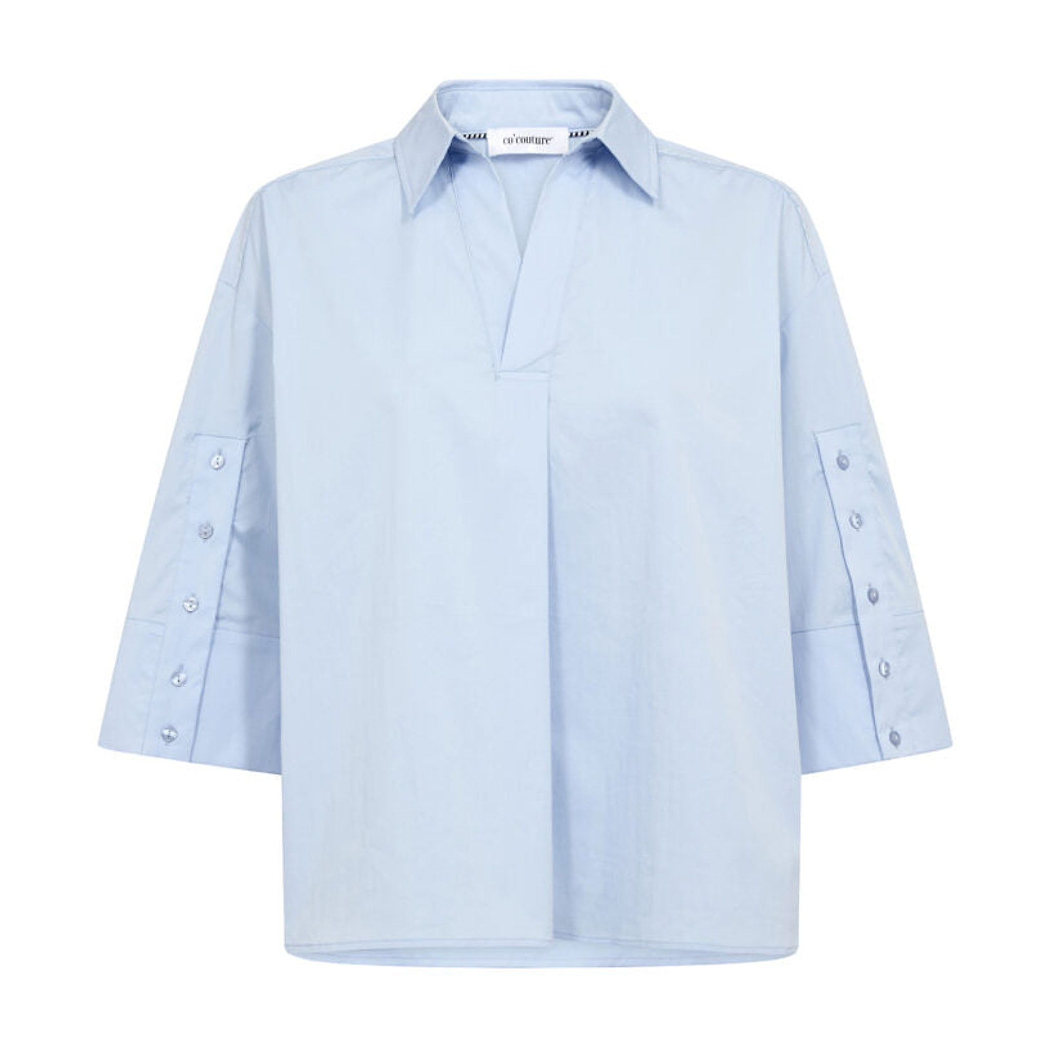 Lyseblå bluse fra Co'Couture med krave, V-udskæring og 3/4 ærmer med knapper, set forfra