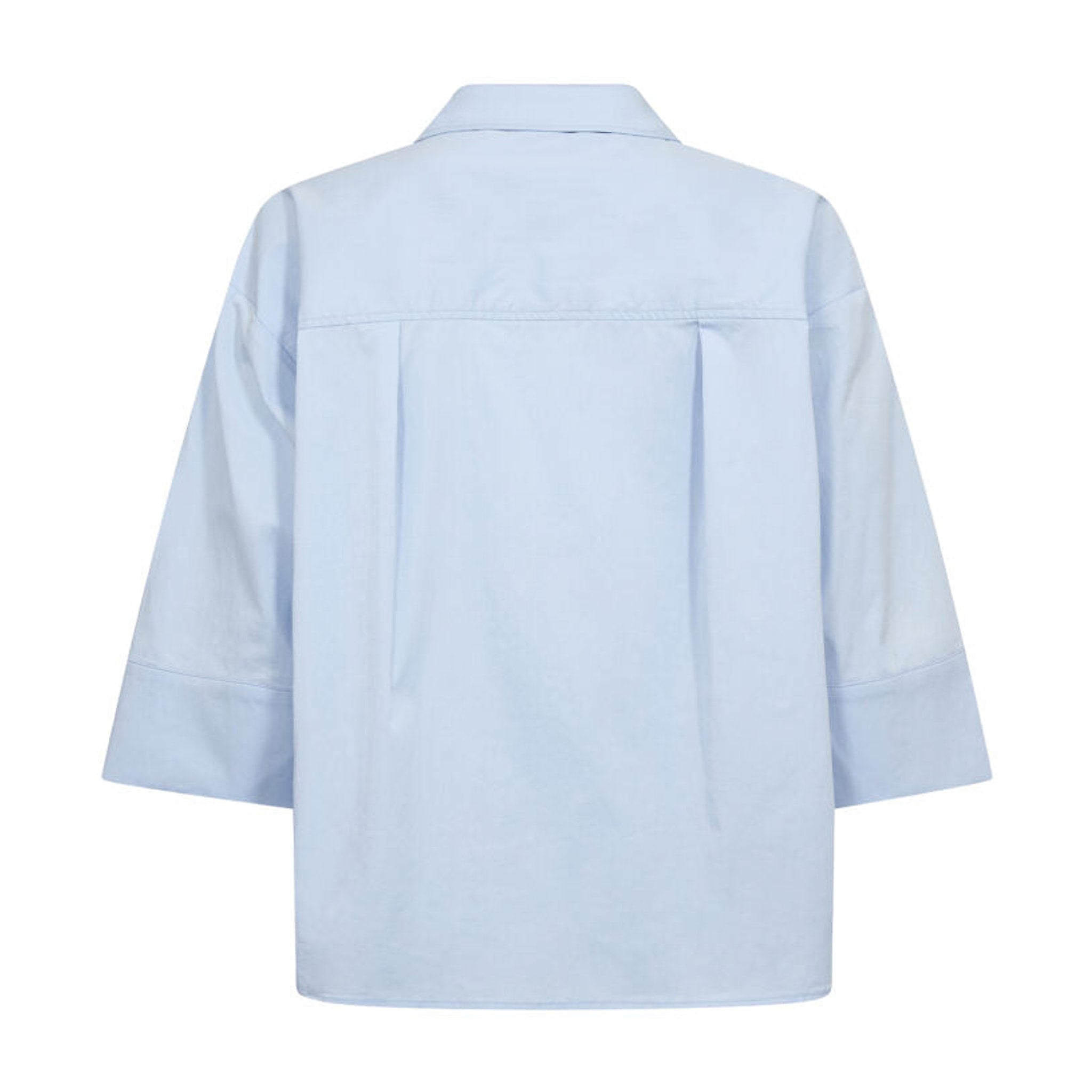 Lyseblå bluse fra Co'Couture set bagfra med bærestykke, læg og afrundet kant forneden