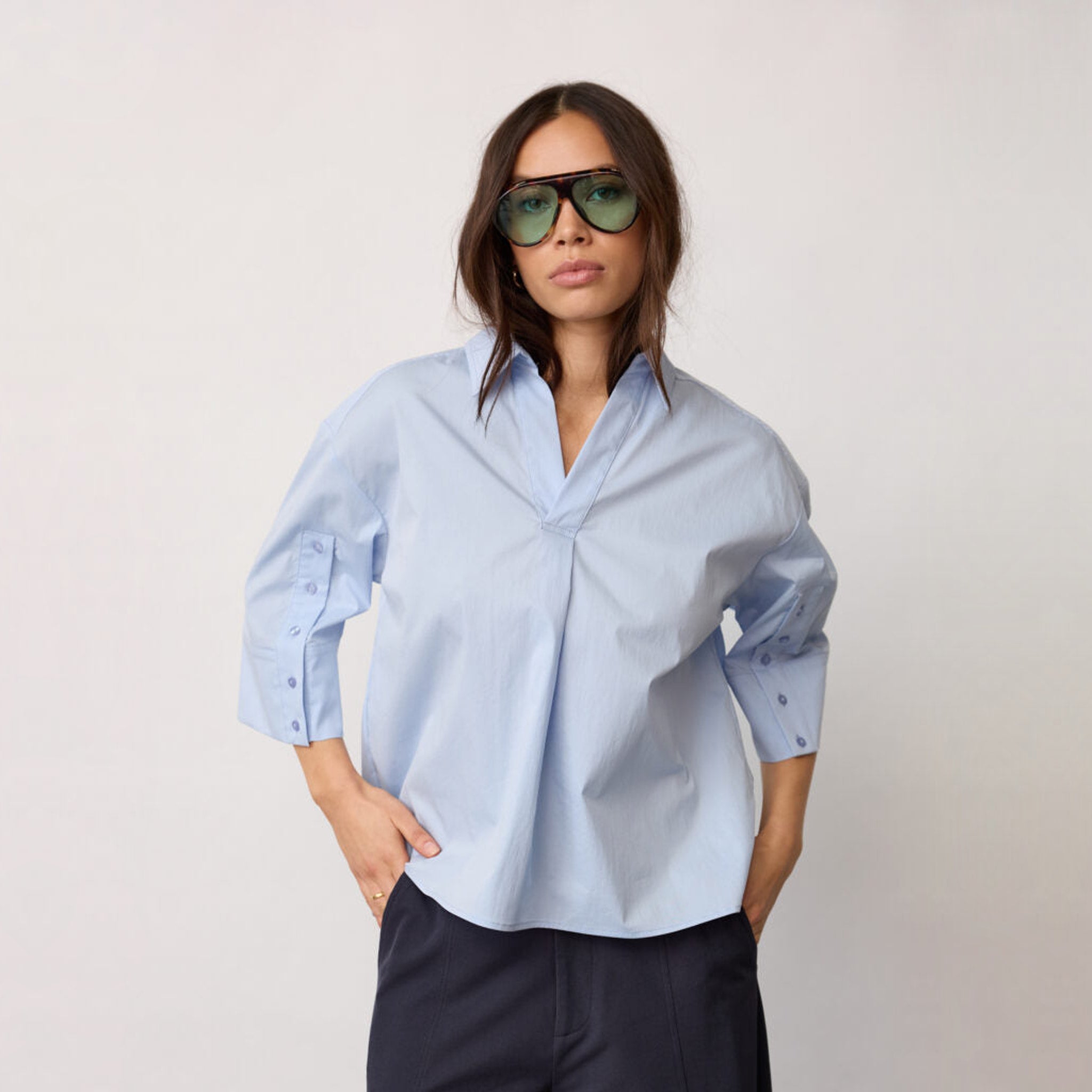 Model i lyseblå Poppy V-Blouse med V-udskæring og krave, set forfra