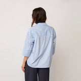 Model i lyseblå Poppy V-Blouse set bagfra med læg under bærestykket