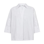 Hvid bluse fra Co'Couture med krave, V-udskæring og 3/4 ærmer med knapper, set forfra