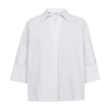 Hvid bluse fra Co'Couture med krave, V-udskæring og 3/4 ærmer med knapper, set forfra
