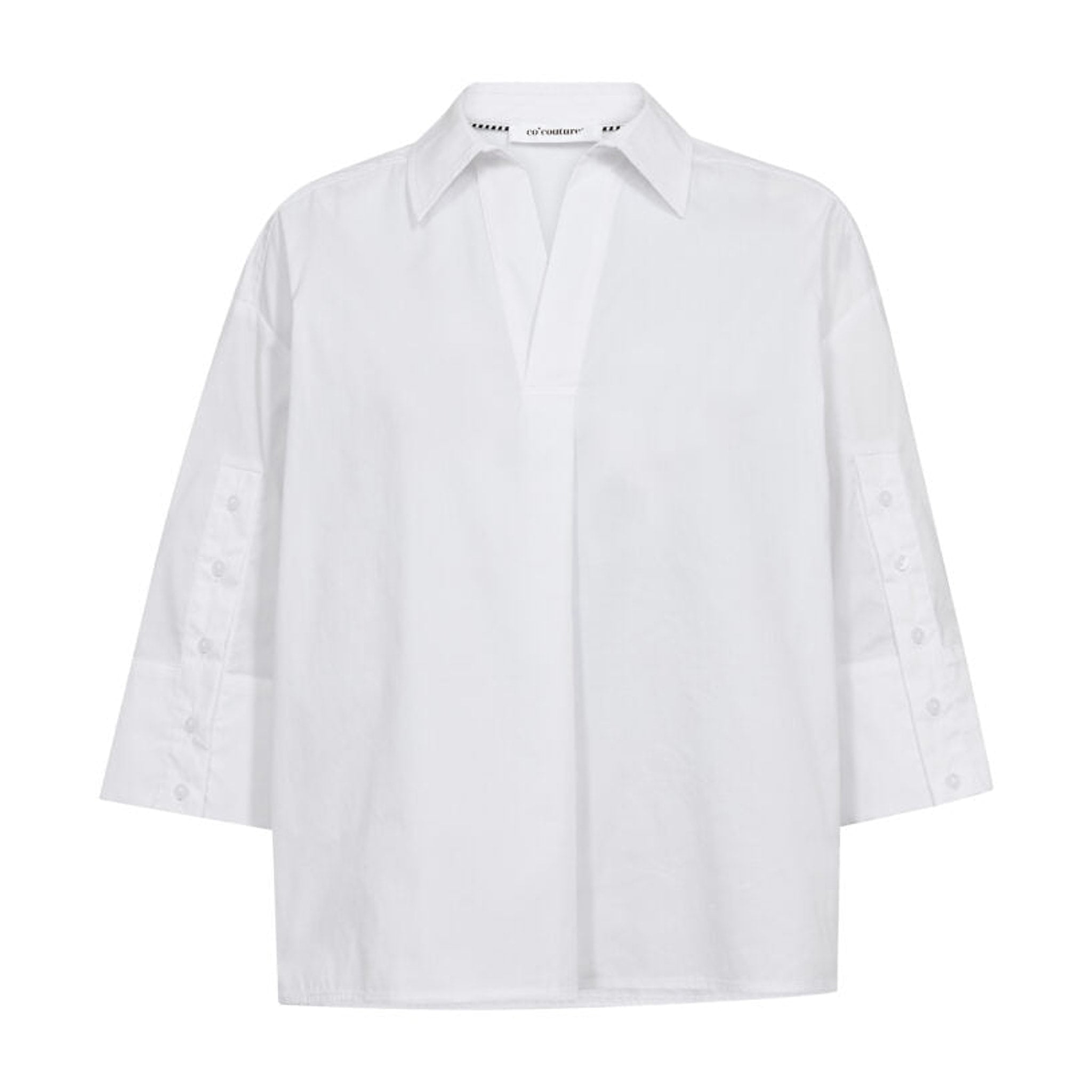 Hvid bluse fra Co'Couture med krave, V-udskæring og 3/4 ærmer med knapper, set forfra