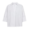 Hvid bluse fra Co'Couture med krave, V-udskæring og 3/4 ærmer med knapper, set forfra