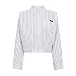 Hvid stribet bluse fra Co'Couture med skjortekrave, brystlomme med logo og kort snit set forfra