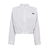 Hvid stribet bluse fra Co'Couture med skjortekrave, brystlomme med logo og kort snit set forfra