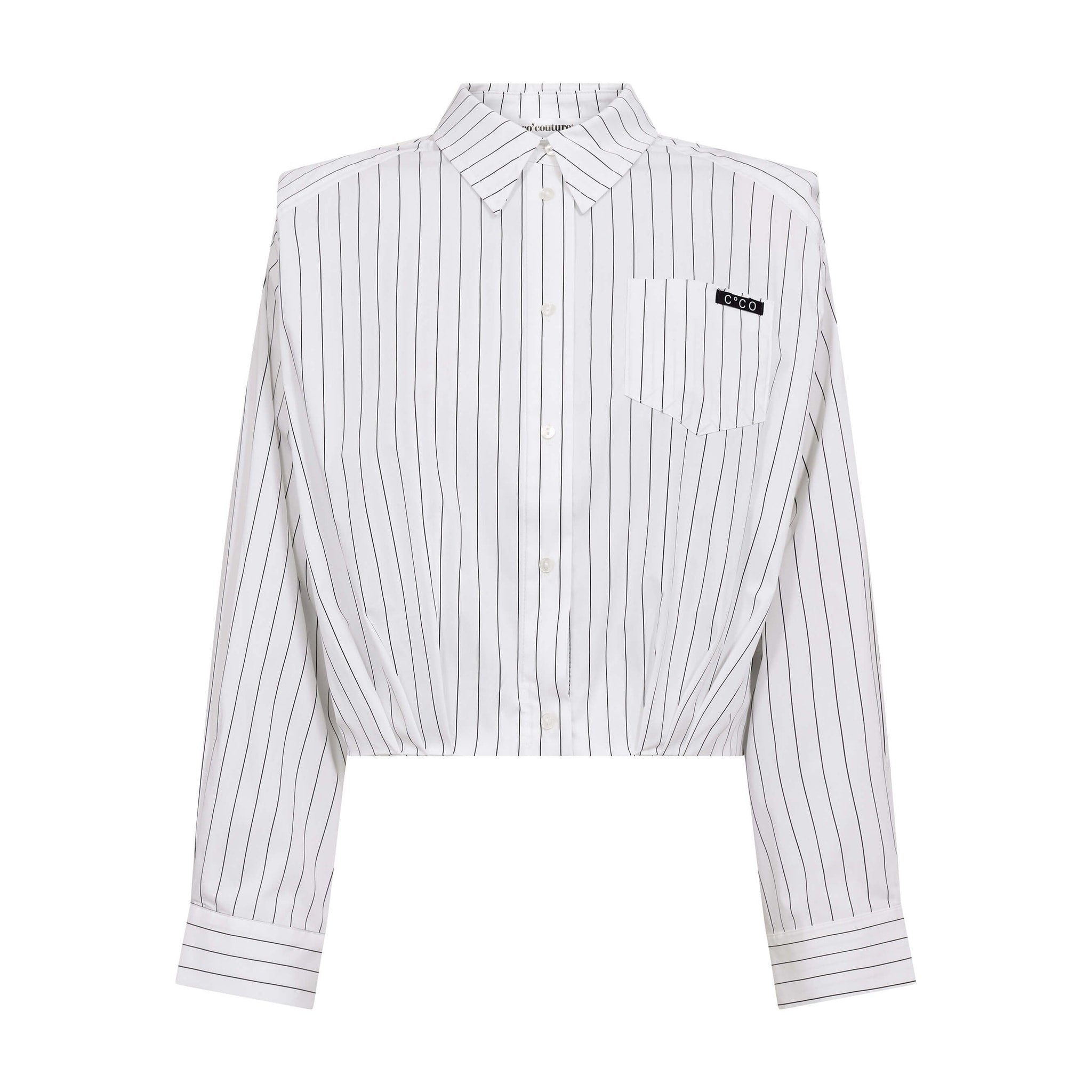 Hvid stribet bluse fra Co'Couture med skjortekrave, brystlomme med logo og kort snit set forfra