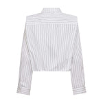 Hvid stribet bluse fra Co'Couture med markerede skuldre og knappede manchetter set bagfra