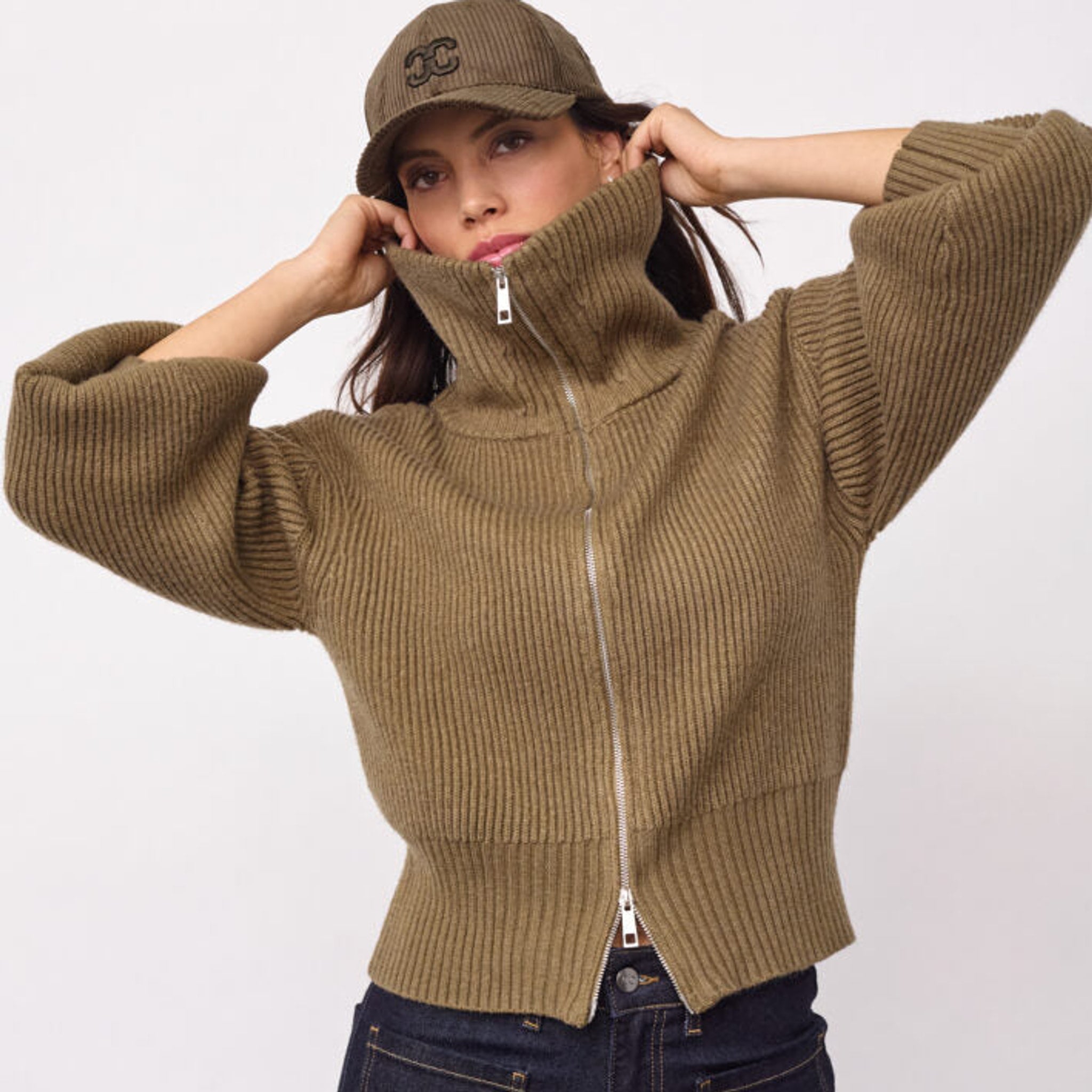 Model i grøn cardigan med lynlås og høj krave fra Co'Couture sammen med mørke jeans