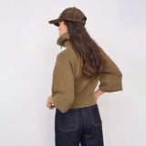 Model i grøn ribstrikket cardigan fra Co'Couture set bagfra med puffede ærmer og kort længde