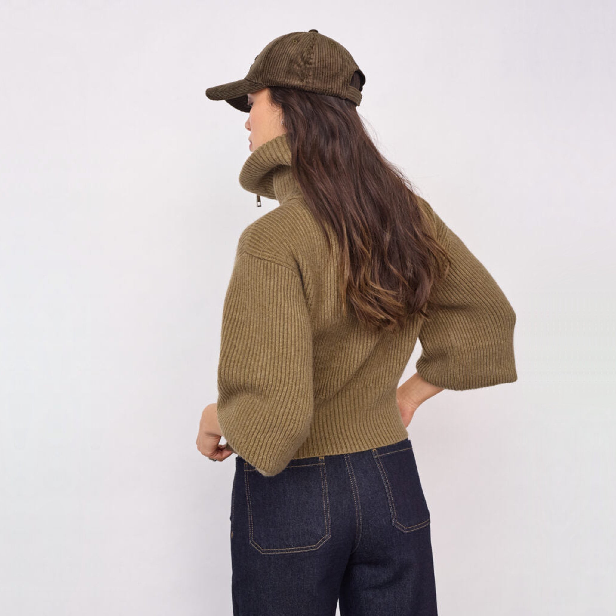 Model i grøn ribstrikket cardigan fra Co'Couture set bagfra med puffede ærmer og kort længde